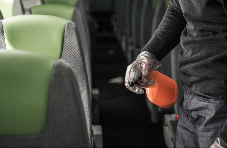 Reinigung der Sitze in einem Reisebus