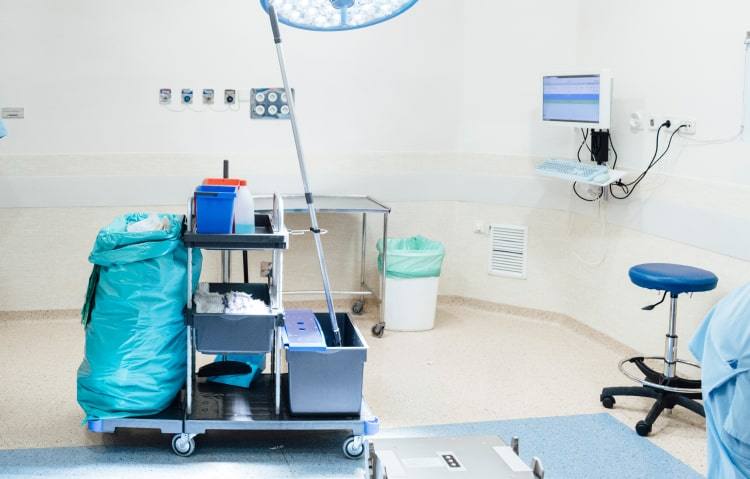 Reinigungswagen in einem Krankenhauszimmer