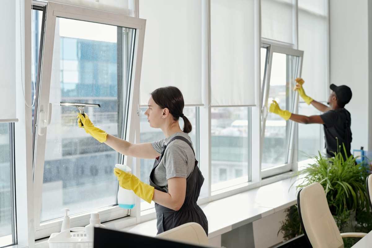 Fensterreinigung durch Makellos in einem Büro in Tirol