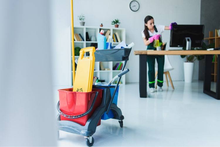 Mitarbeiterin von Makellos bei der Unterhaltsreinigung in einem Büro